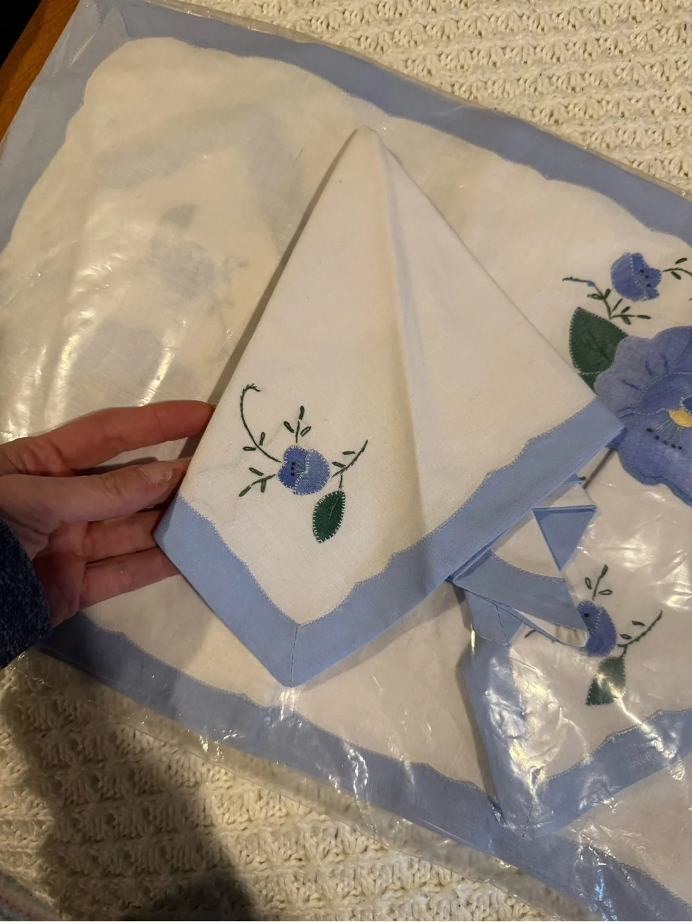 Vintage Embroidered Floral White and blue placemat and napkin. Set of 8. NWT